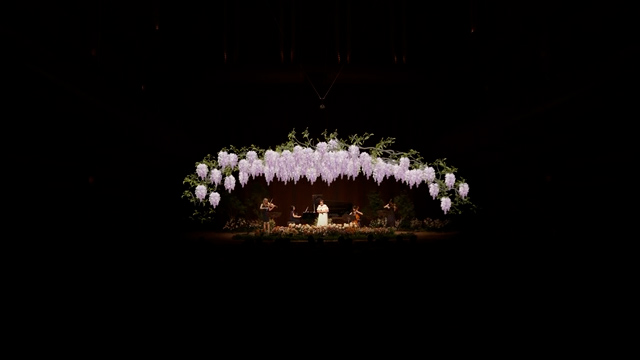 「花でステージを盛り上げる」 シンガーのWakanaさんのコンサートを支援