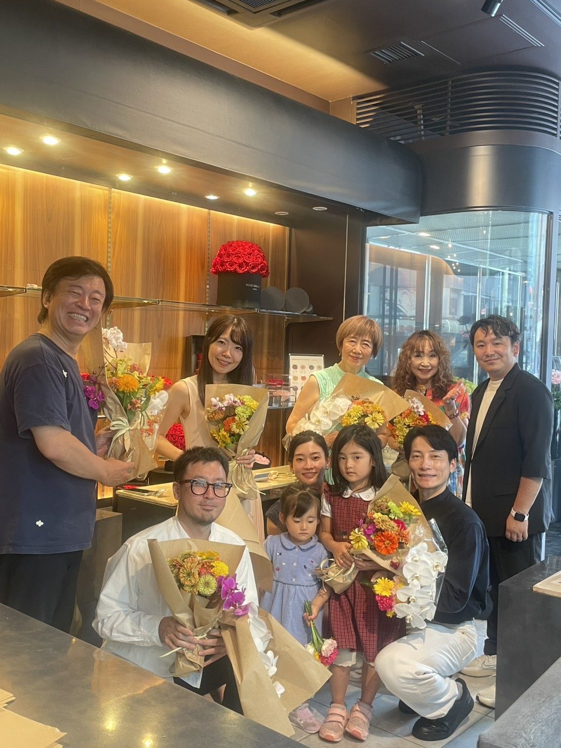 家族で花束を手にした参加者の皆さん