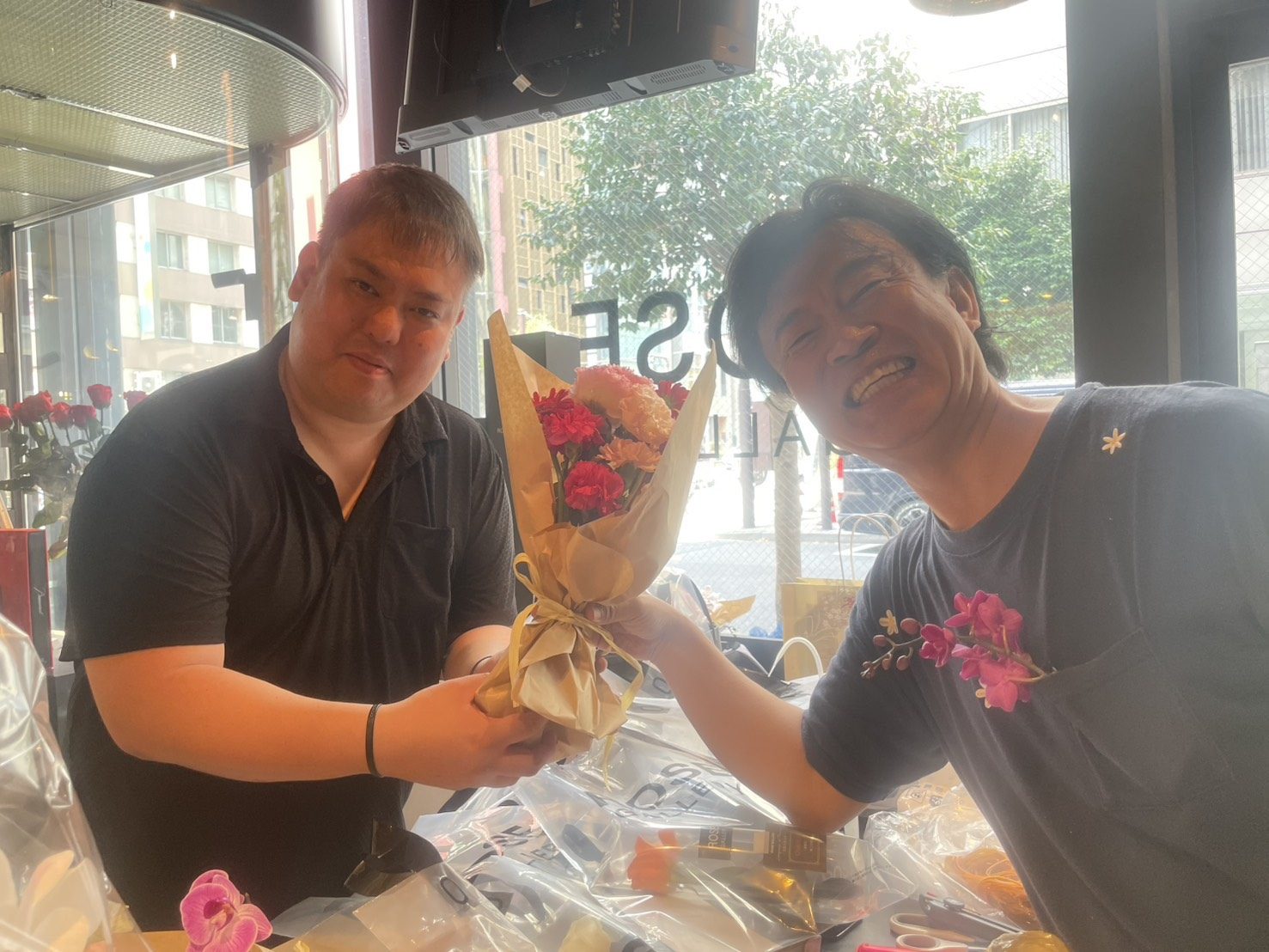 銀座で花束を手渡す様子